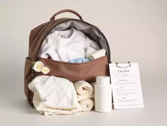 Wyprawka do szpitala dla mamy i dziecka – checklist PDF do pobrania