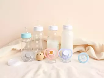 Wybór smoczków i butelek antykolkowych – przewodnik po wyprawce